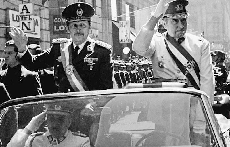 Los generales Alfredo Stroessner y Augusto Pinochet, dictadores de Paraguay y Chile, respectivamente, durante una parada militar en Santiago de Chile, en el año 1.974. Foto: Google.