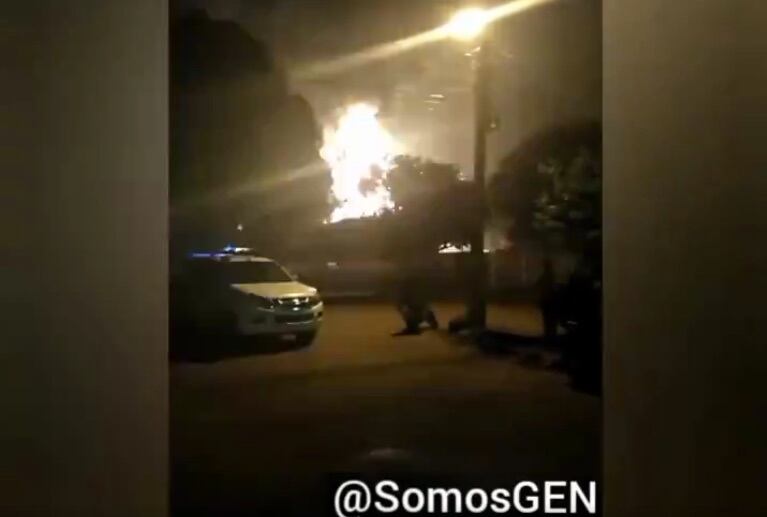 Primera explosión que iluminó la noche.