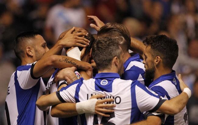 Jugadores del Deporivo La Coruña festejan el gol de Lucas.