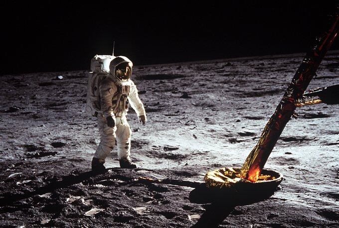 El enorme esfuerzo de 400,000 personas que puso a los astronautas en la Luna hace 50 años llevó a nuevas innovaciones que se extendieron a la vida pública, recuerda la NASA.