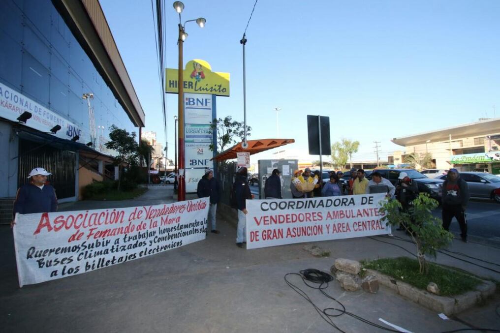 Empresarios siguen rechazando a vendedores en buses.
Foto: Pánfilo Leguizamón.