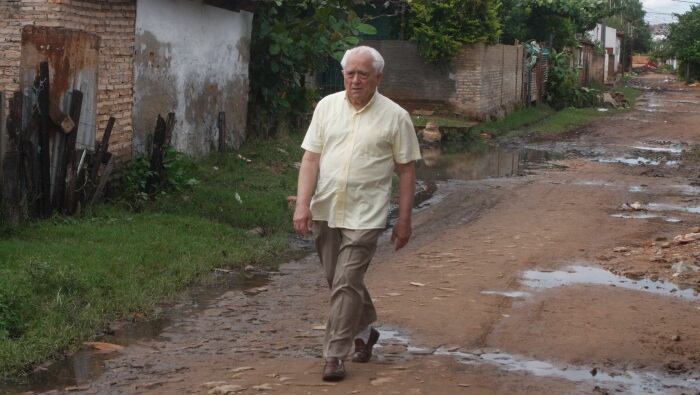 El padre José Luis Caravias ayer domingo ofició misa en el templo de San Ignacio. Volvía de su casa ubicada en el Bañado.