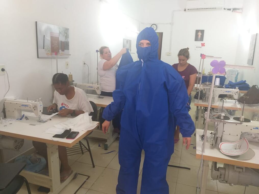 Muchas de las empresas de confecciones empezaron a producir indumentaria preventivos y de bioseguridad ante la pandemia. Foto: Gentileza (ilsutrativa).