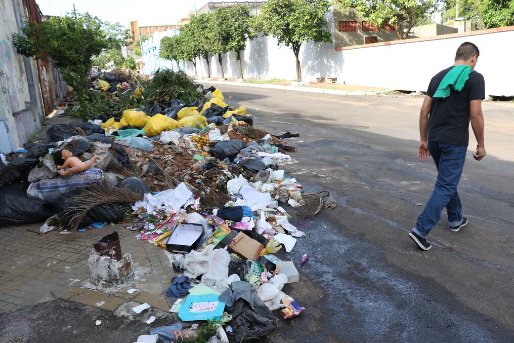 Limpiar las calles asuncenas, el desafío de lidiar con un "vertedero" permanente