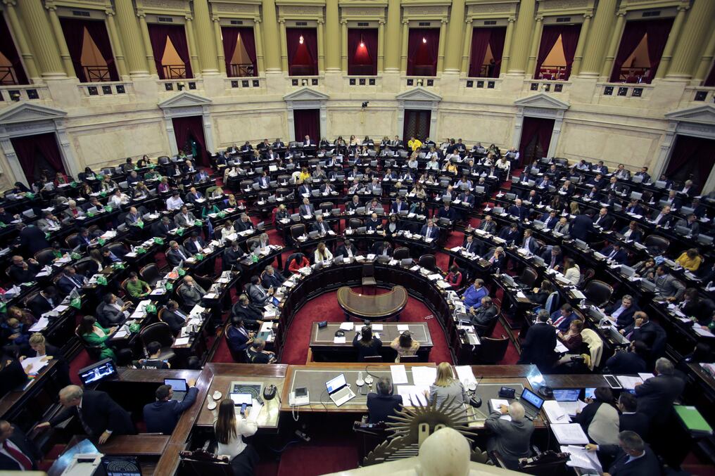 Sin interrupciones, prácticamente la totalidad de los 257 diputados intervinieron en la sesión, que desde los alrededores del Congreso siguieron activistas a favor y en contra del proyecto. AFP.