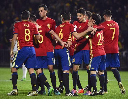 Los futbolistas de España celebran uno de los goles ante Macedonia.