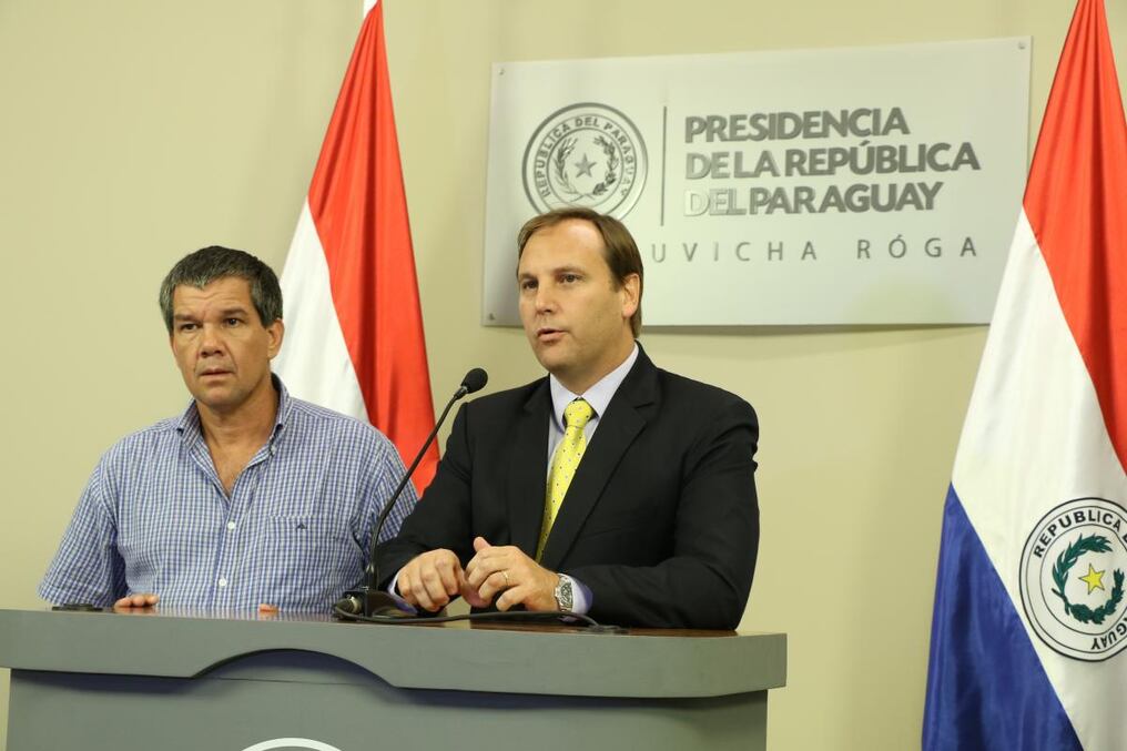 El representante del sector cooperativo Pedro Loblein y el ministro Juan Carlos López Moreira anunciaron el levantamiento de la mesa de trabajo.