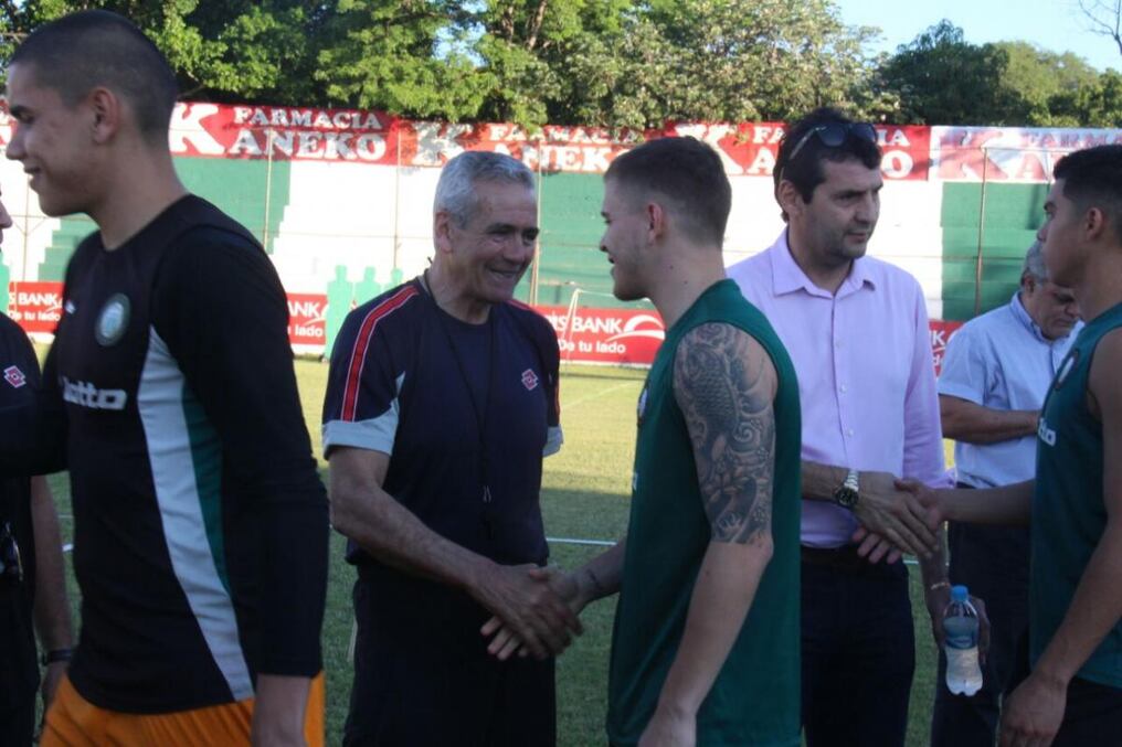 Gregorio Pérez saluda Robert Piris, el jugador de la polémica. Foto: Prensa Rubio Ñu.