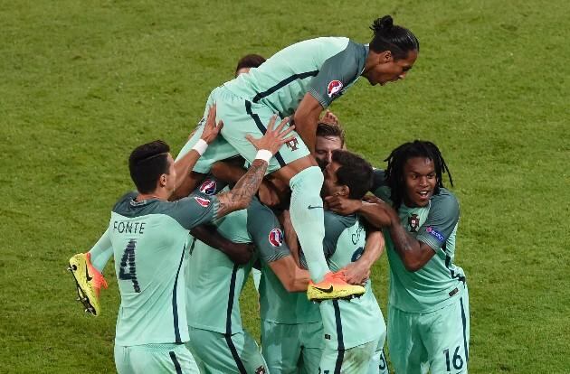 Jugadores de Portugal festejan la clasificación a la final de la Eurocopa.