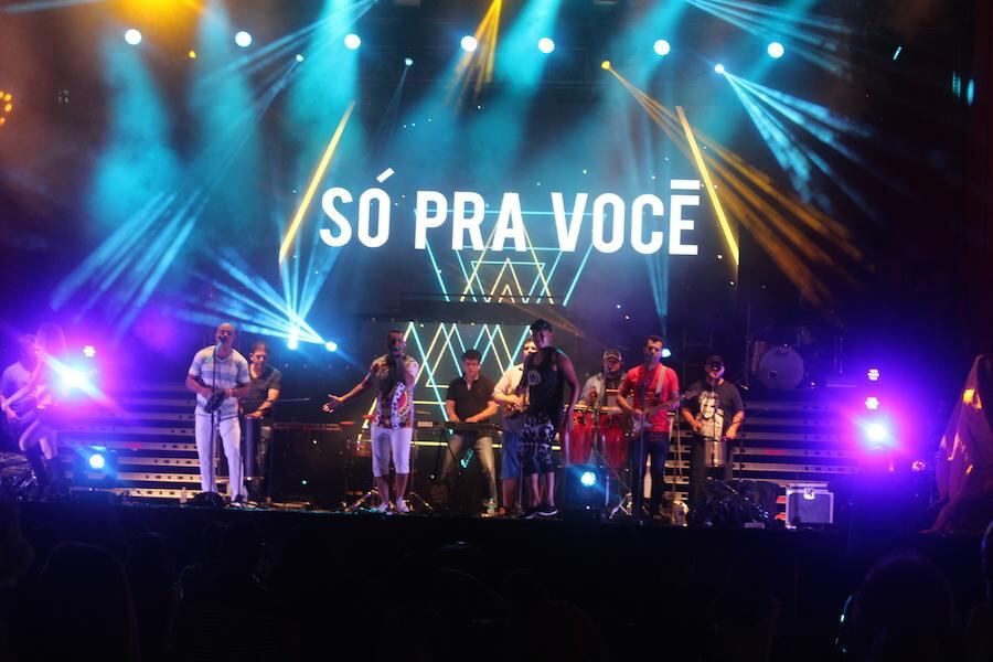 La fiesta se destacó por un gran escenario montado con tecnología audiovisual de vanguardia para la presentación de las bandas que animaron la noche; en la imagen, el grupo Só Pra Você con toda la fuerza de la música brasileña.