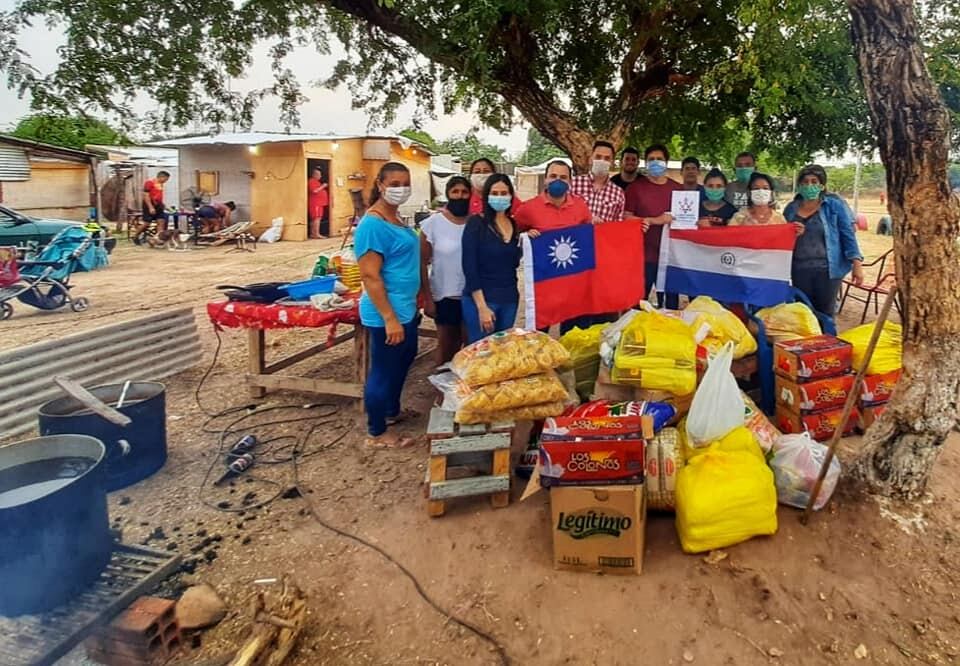 Exbecarios de Taiwán acercaron donaciones a personas que organizan ollas populares. Foto: Gentileza.