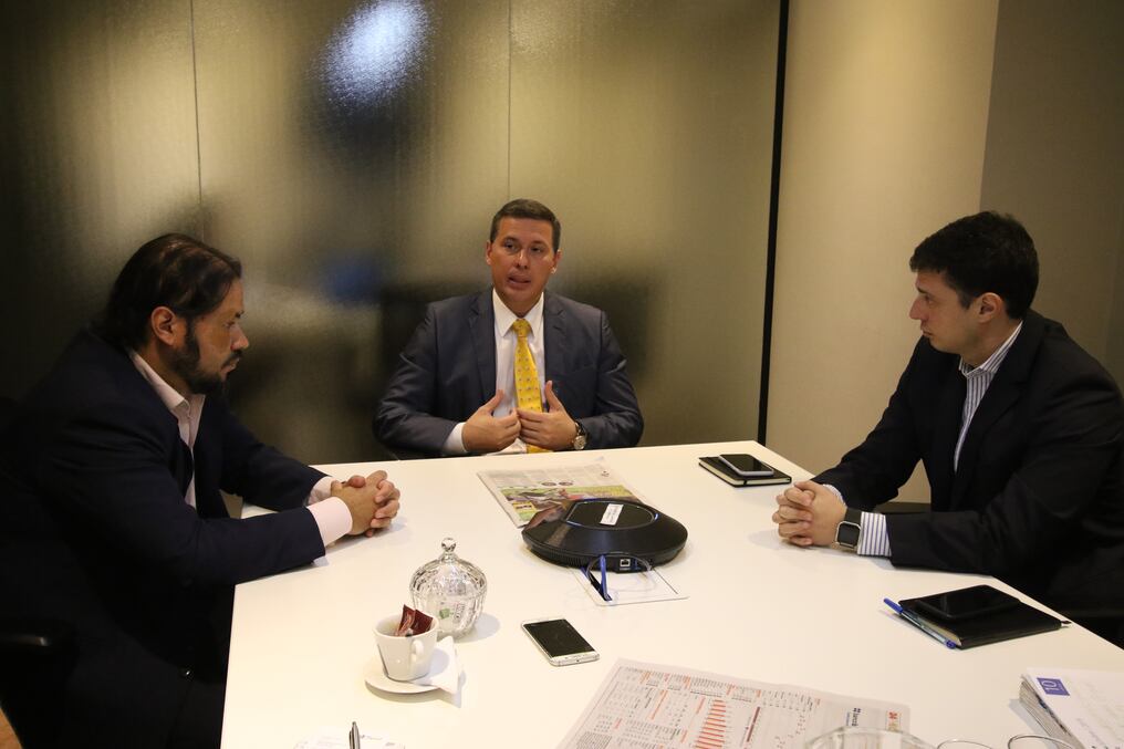 Directivos de Basa Capital, encabezados por su presidente, Gustavo Rivas, realizaron una charla sobre el servicio clave para empresas. (Foto Pánfilo Leguizamón)
