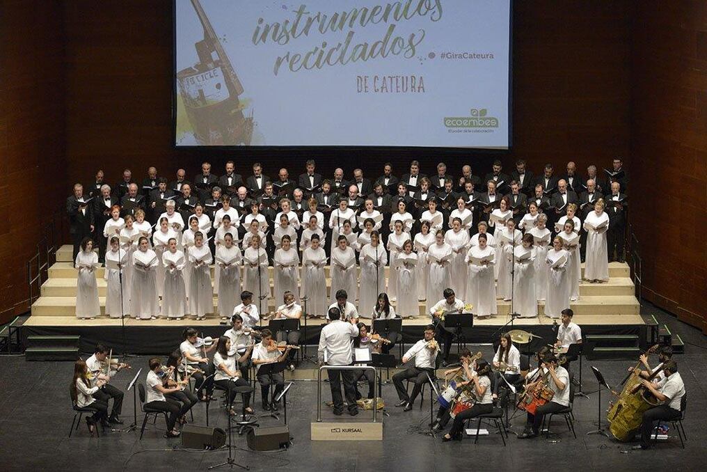 La Orquesta de Cateura compartió escenario con el destacado coro Orfeón Donostiarra, en el auditorio Kursaal.