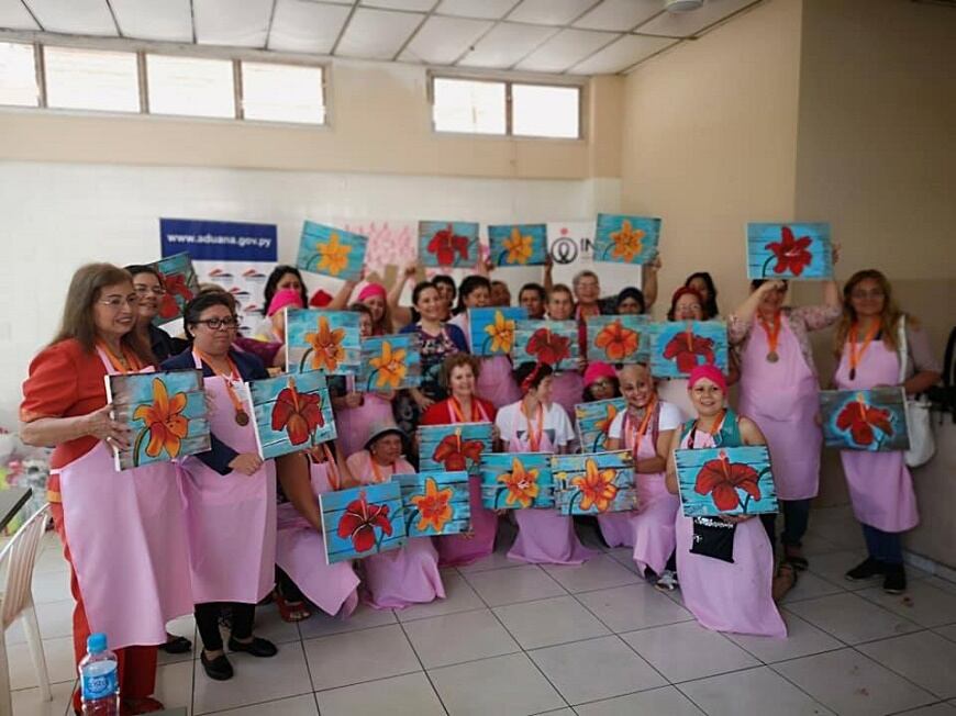 Las participantes pintaron un cuadro con una hermosa flor. Foto: Gentileza.