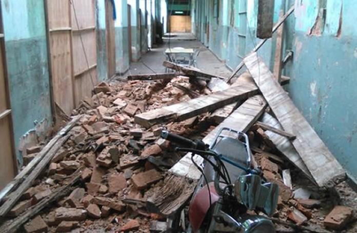 Parte del techo derrumbado de la escuela. Foto: 650 AM