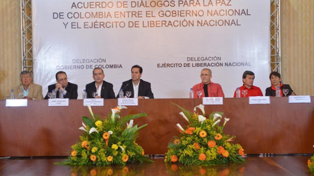 Reunión entre miembros del gobierno colombiano y del ELN en Ecuador.
