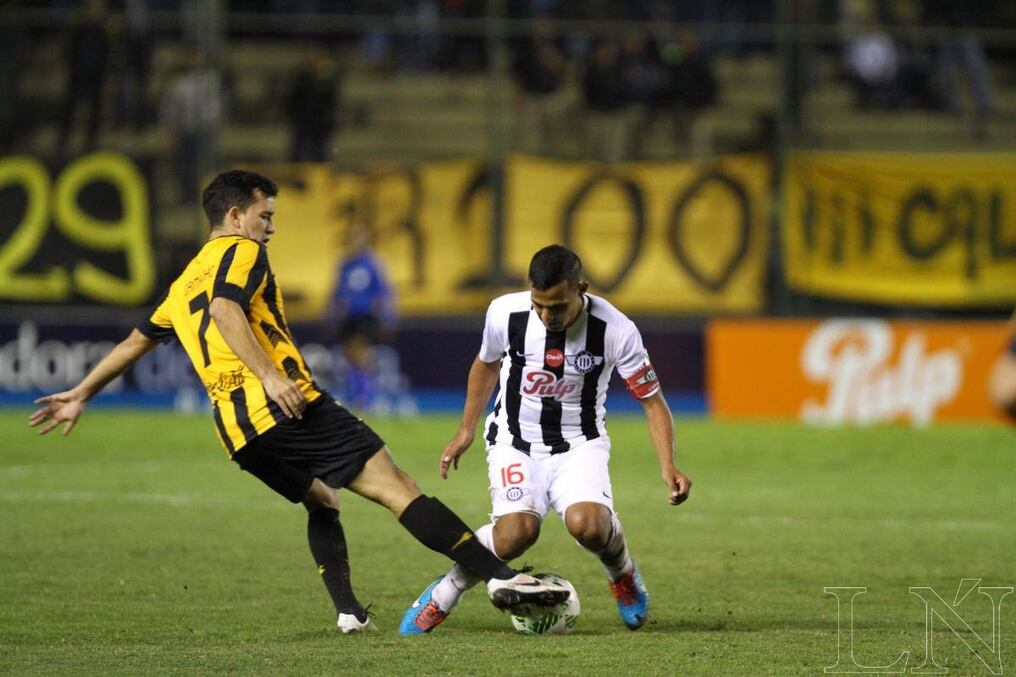 Néstor Camacho y Sergio Aquino se disputarán el primer balón de la temporada. Foto: Carlos Juri.