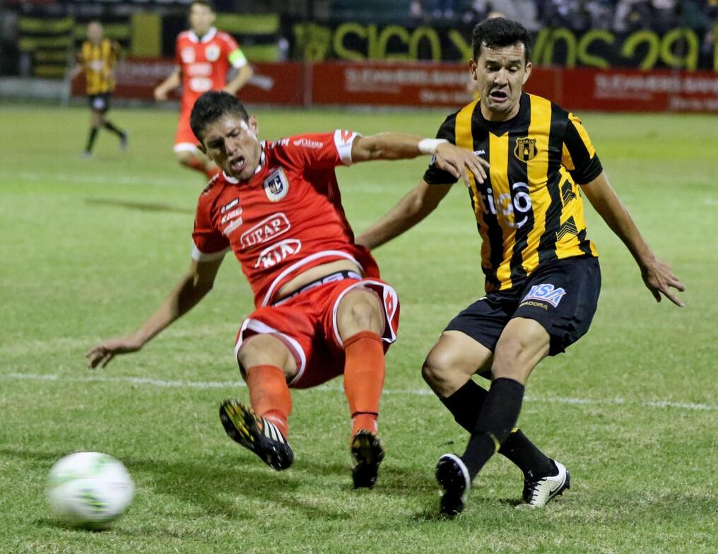 Néstor Camacho remata, pero extiende la pierna derecha Noguera para desviar el balón. Fue ayer en La Arboleda.