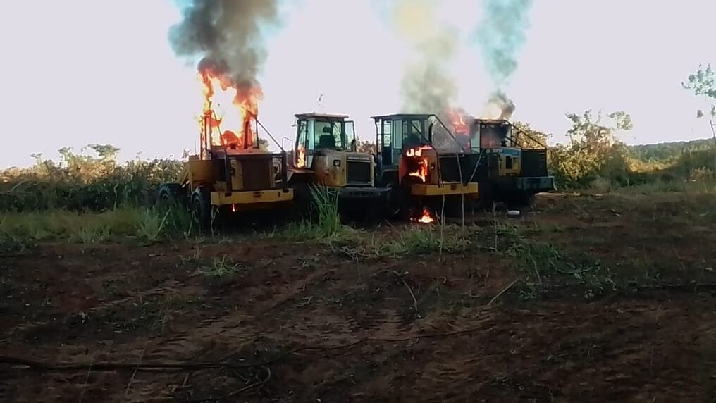 En la estancia Yukiri, ubicada en Pasiño, distrito de Yby Yaú, departamento de Concepción, desconocidos quemaron 4 tractores agrícolas. Foto: Gentileza.