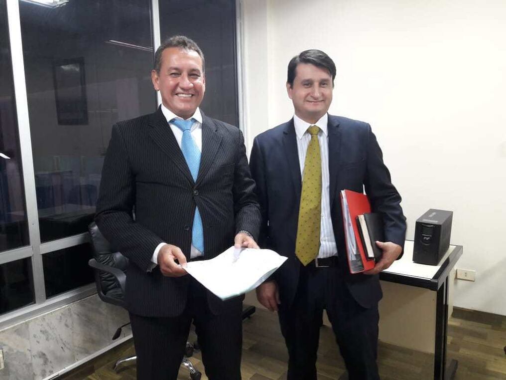 Los abogados Pedro Wilson Marinoni y Raúl Páez Escobar, defensores legales de Reinaldo “Cucho” Cabaña y su esposa Gloria Rossana López. Foto: Noelia González