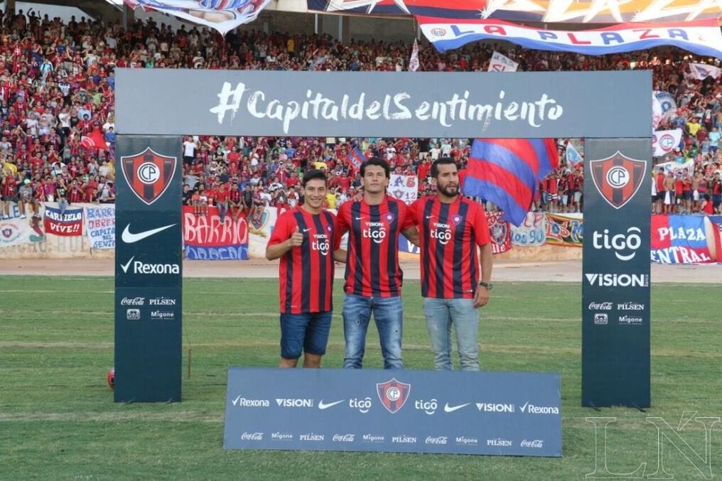 Oscar Ruiz, Nelson Haedo y Mauricio Victorino son los nuevos y flamantes refuerzos del Ciclon de Barrio Obrero. Foto: Nestor Soto.