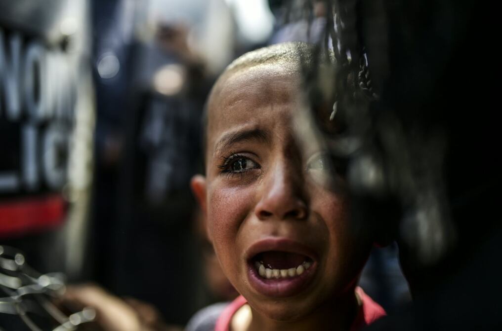 Niño migrante llora ante la violencia de un mundo dispuesto a expulsarlo a él y su familia. Ocurrió ayer en la frontera de Grecia y Macedonia.
