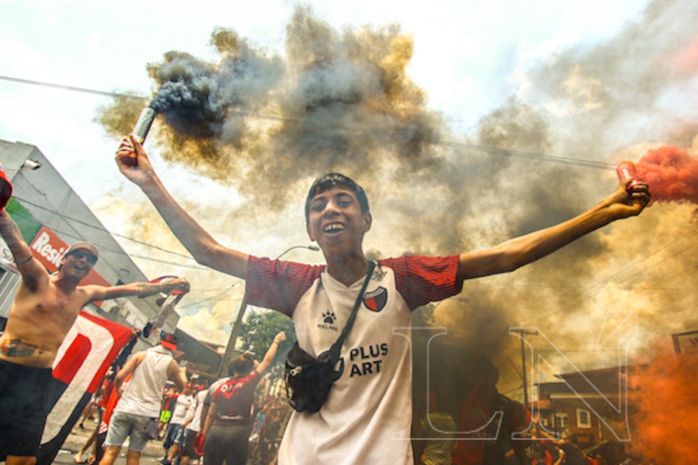 Este joven pinta el cielo con los colores de su Colón finalista.FOTO:CARLOS JURI