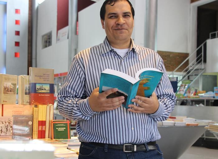 El escritor Javier Viveros se muestra feliz y satisfecho con la aceptación de la primera entrega de las historietas.