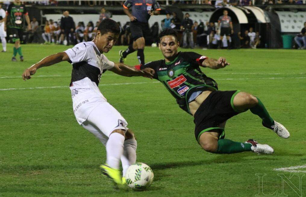Rodi Ferreira ensaya un remate ante la marca de Marcos Acosta. Ambos se verán la cara el sábado en cancha del 3 de Febrero.
