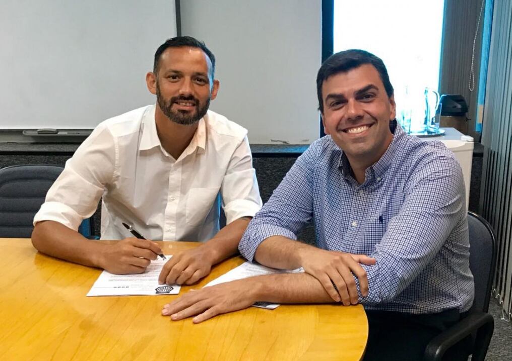 Diego Barreto estampa su firma en el nuevo contrato, extendiendo así su vínculo con el Decano por dos años más.