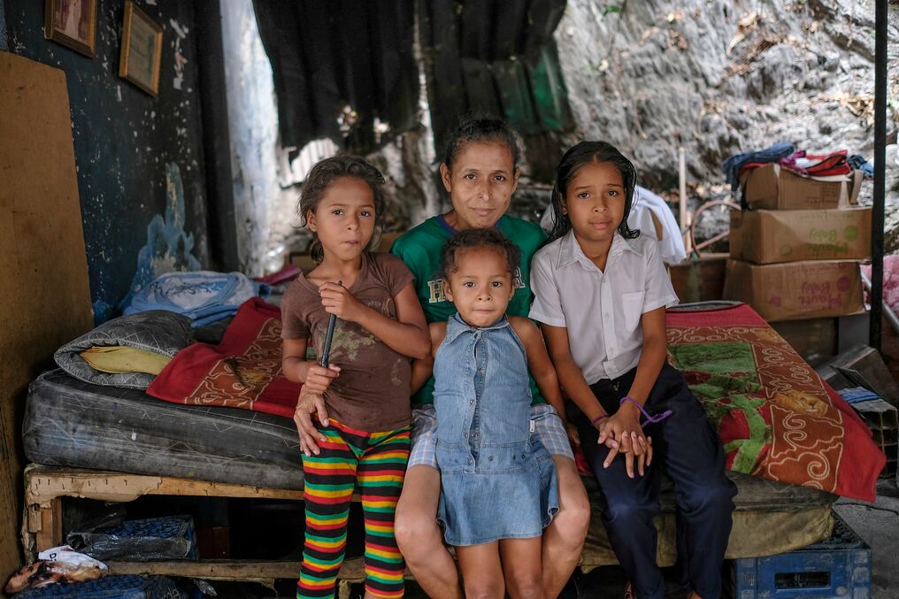 La venezolana Judith Saracual, de 45 años, y sus hijos posan para un retrato en su casa en el barrio Petare de Caracas, el 9 de mayo de 2019. - Pobre o rica, la crisis en Venezuela comparte la angustia por todos. Las madres venezolanas cuentan a la AFP cómo sus familias viven la peor debacle en la historia reciente del país. Foto: Matias DELACROIX / AFP.
