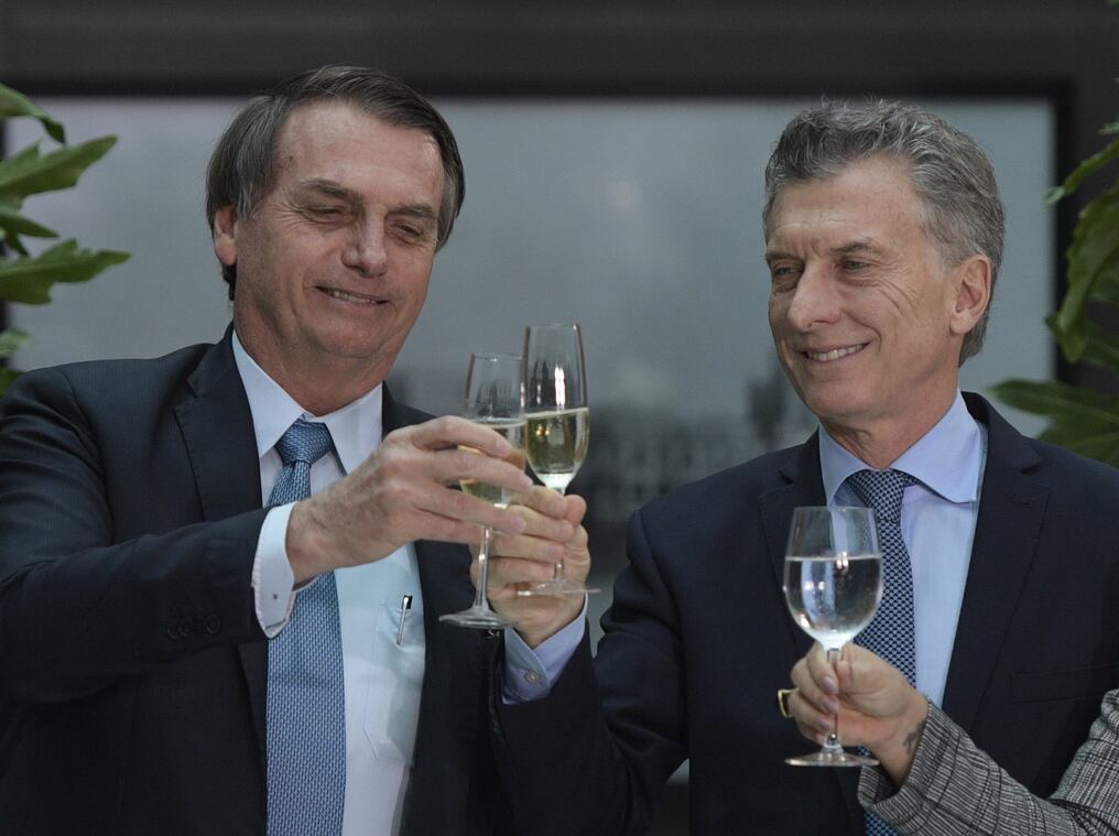 El presidente de Brasil, Jair Bolsonaro (L), y su homólogo argentino, Mauricio Macri, brindan durante un almuerzo oficial en el Palacio Presidencial de Casa Rosada en Buenos Aires el 6 de junio de 2019. Foto: Juan MABROMATA / AFP.