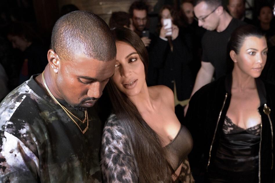 Kim Kardashian resurgió en las redes sociales, publicando una foto con su esposo, el rapero Kanye West, y sus dos niños. AFP. 