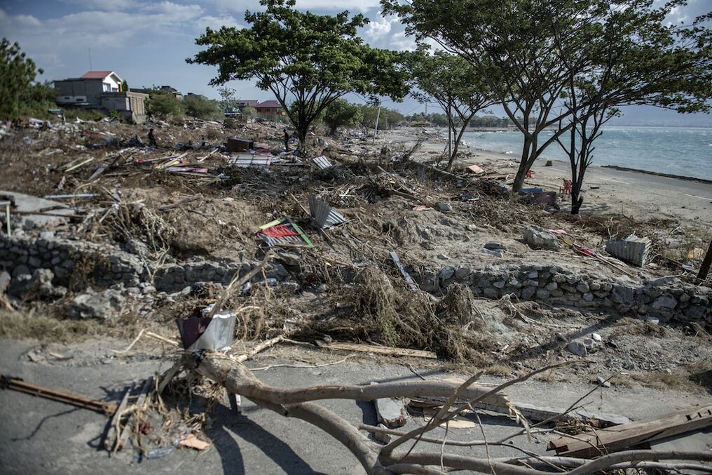 Los escombros cubren el área alrededor de la playa de Wina en Palu, en Sulawesi Central, el 2 de octubre de 2018, cuatro días después de que un fuerte terremoto y un tsunami azotaron el área.
El gobierno indonesio dijo el 2 de octubre que el número de muertos por un devastador tsunami en la isla de Sulawesi había aumentado a 1.234 personas, un aumento con respecto al recuento anterior de 844. Foto: AFP / BAY ISMOYO