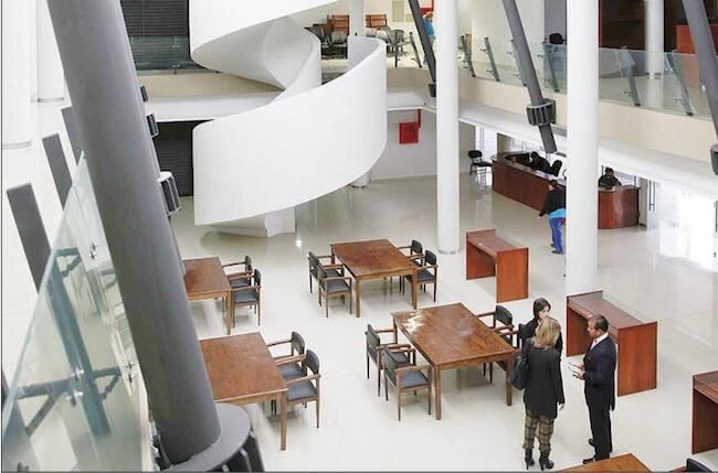 La biblioteca del Congreso está montado en un edificio imponente, con una sala de lectura en el que podrán ocuparse 24 lugares en simultáneo.