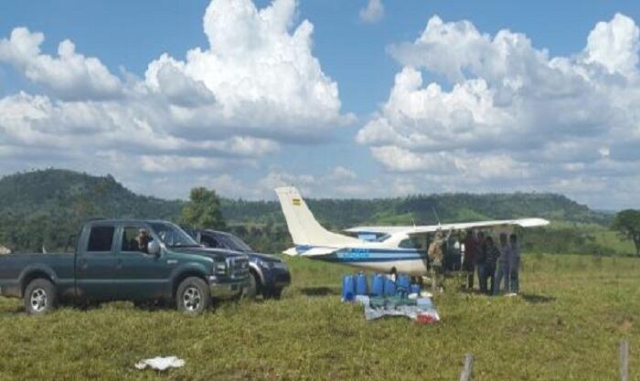 La avioneta de color celeste y blanco fue detenida en una pista de aterrizaje clandestina. Foto: Archivo.