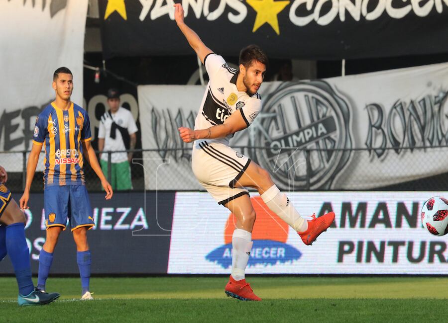 Iván Torres ya sacó el remate que terminó en el tanto apertura a favor de Olimpia.FOTO:ANÍBAL GAUTO