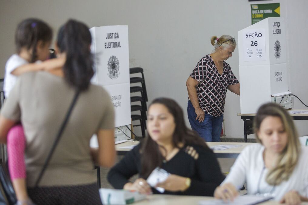 Los brasileños votan en una mesa electoral durante la segunda vuelta de las elecciones presidenciales, en Río de Janeiro, el 28 de octubre de 2018. - Los brasileños elegirán a su presidente hoy durante la segunda vuelta de las elecciones nacionales entre la extrema derecha Jair Bolsonaro y el izquierdista Fernando Haddad. Foto: DANIEL RAMALHO / varias fuentes / AFP.