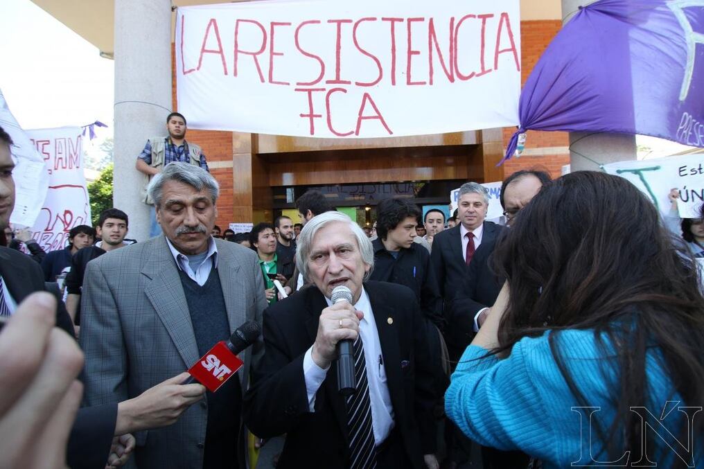 Héctor Rojas, vicerrector de la UNA, salió a dialogar con los estudiantes.
