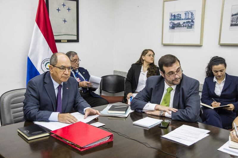 El viceministro Rigoberto Gauto (izq.) representa hoy a Paraguay.