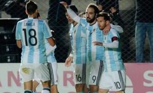 Gonzalo Higuaín celebrando un gol junto a Messi para la selección albiceleste.