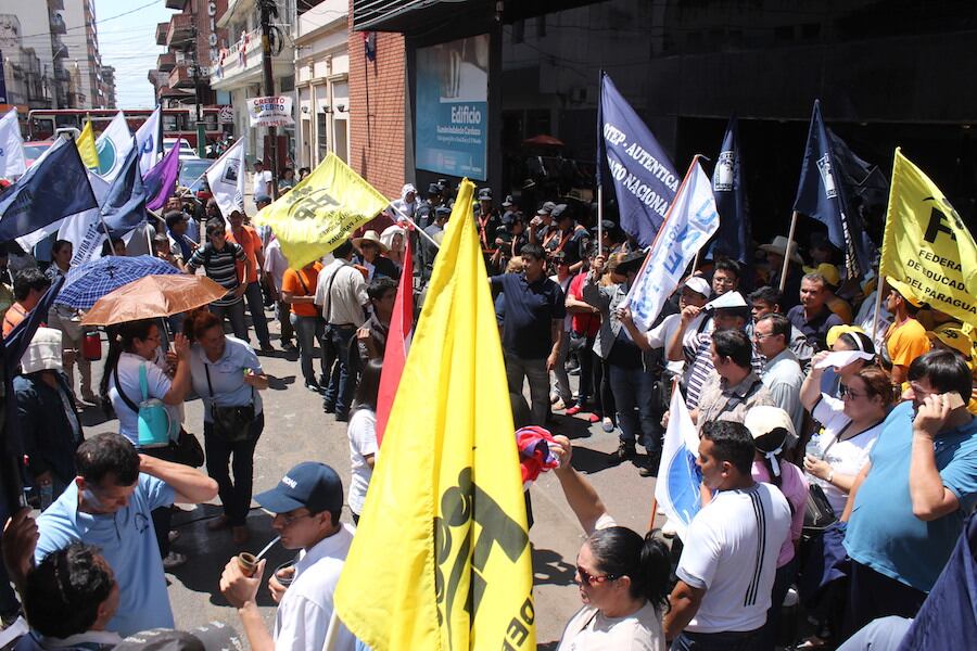 Un grupo de docentes jubilados denunciaron que hace 4 meses no cobra y amenazan con manifestarse en contra del Ministerio de Educación (MEC). Foto: Archivo.