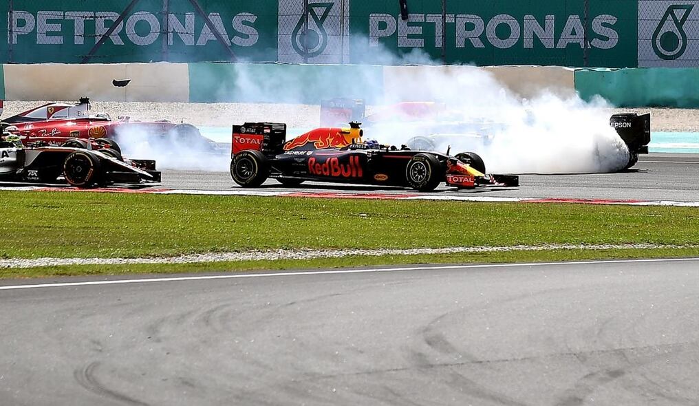 En medio de un calor húmedo, la carrera vivió un espectacular inicio, con el incidente entre los alemanes Sebastian Vettel y Rosberg en la primera curva.