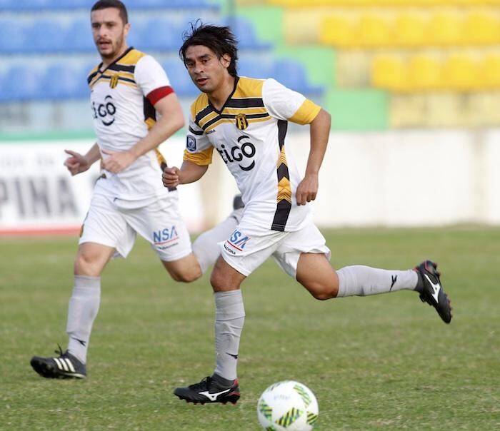 Ramón Darío Ocampo corre con el balón cerca de Marcelo Palau. Ambos podrían estar en el partido ante Cerro Porteño.