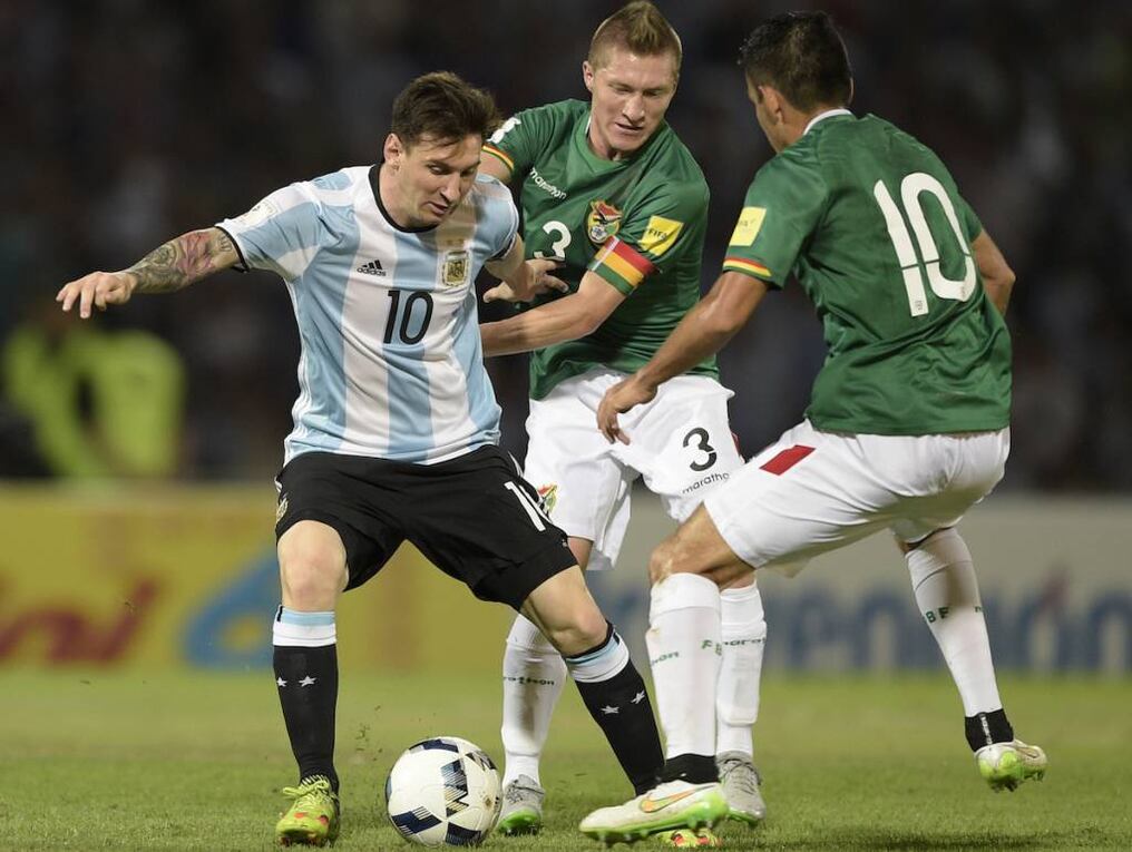 Messi intenta sortear la marca de Gutiérrez y Chumacero.