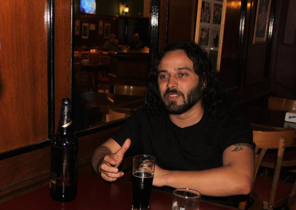 Javier Zacher, en un bar de Buenos Aires. Foto: Juan Bautista Barreto.
