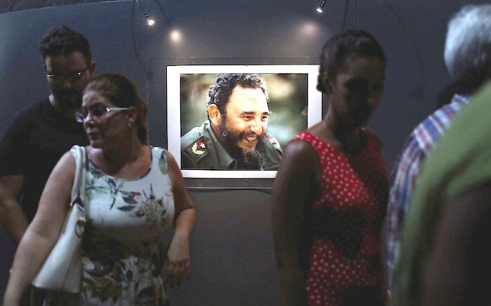 En el memorial José Martí se levanta un sobrio altar de flores con la imagen guerrillera de Fidel Castro.