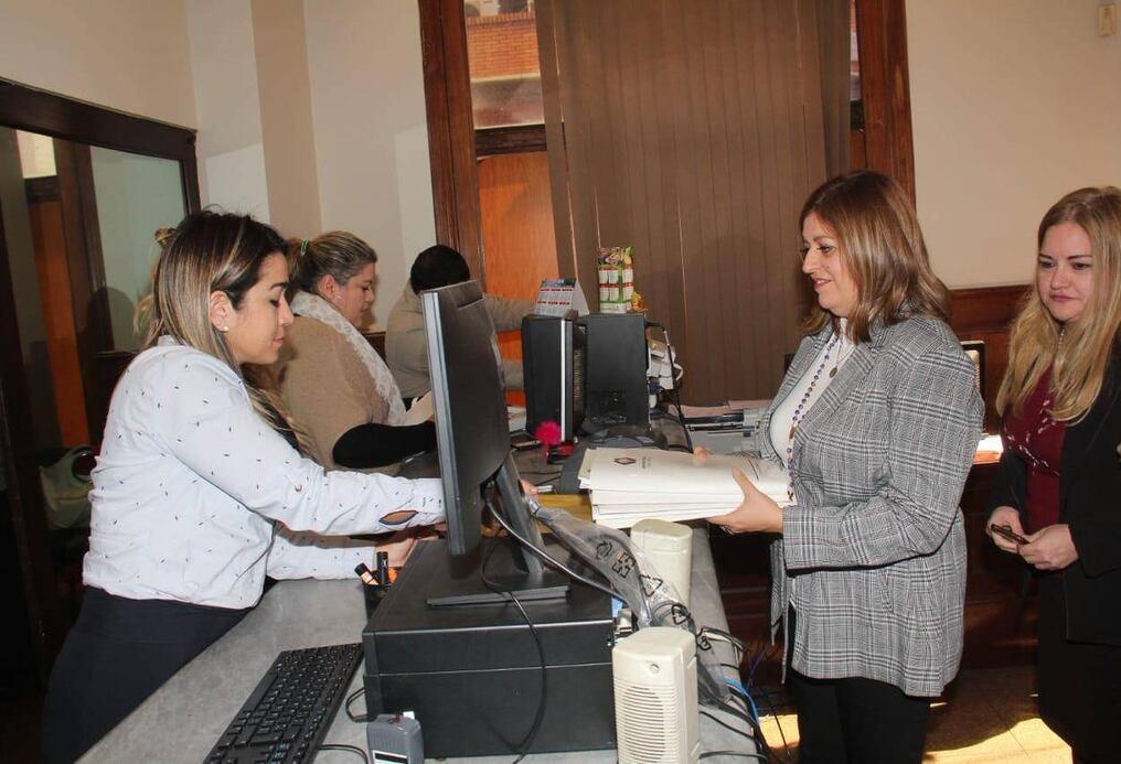 La Fiscal General del Estado Sandra Quiñónez presentando la denuncia contra los camaristas de la Sala Penal de la Corte. Foto: Gentileza Radio 970 AM.