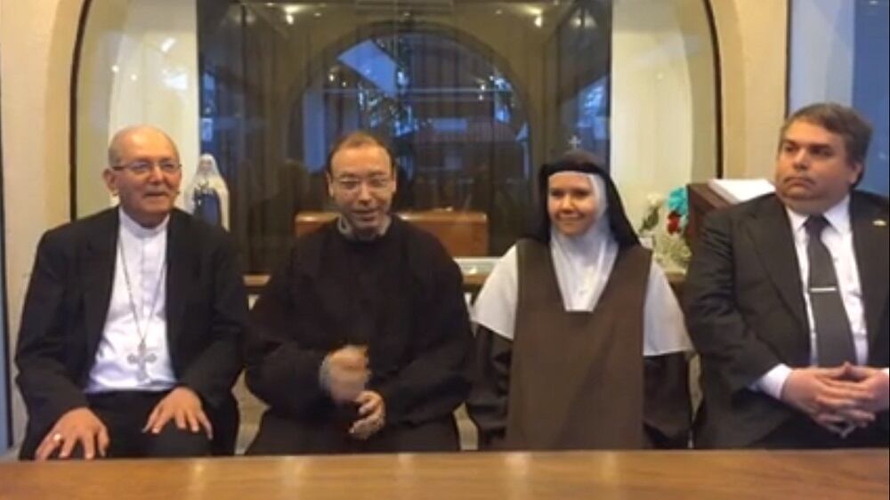 La conferencia de la que participaron el monseñor Valenzuela, el padre Gambalunga, la hermana Raquel y el embajador paraguayo Esteban Kriskovich. (Captura)