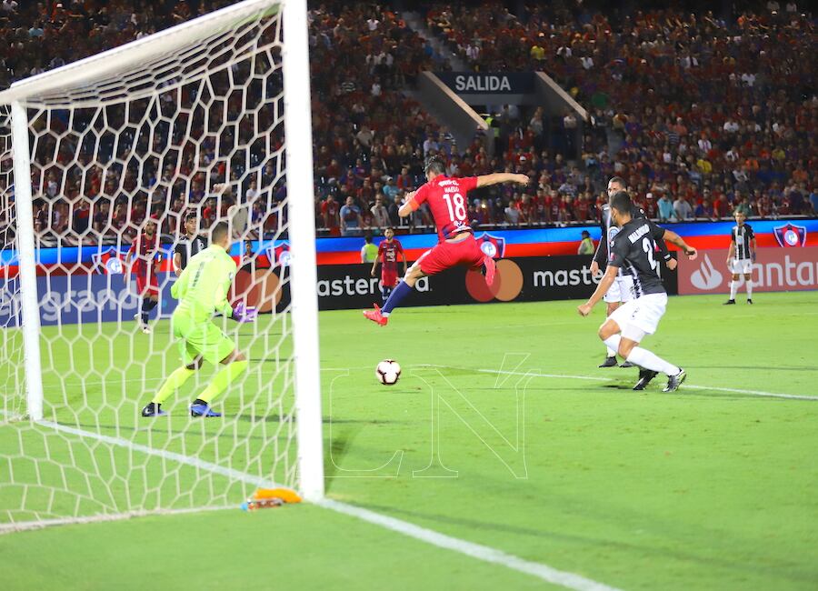 Nelson Haedo y su gol de taco. Una genialidad que se hizo viral y arrasó las redes sociales.FOTO:ATILIO FERNÁNDEZ